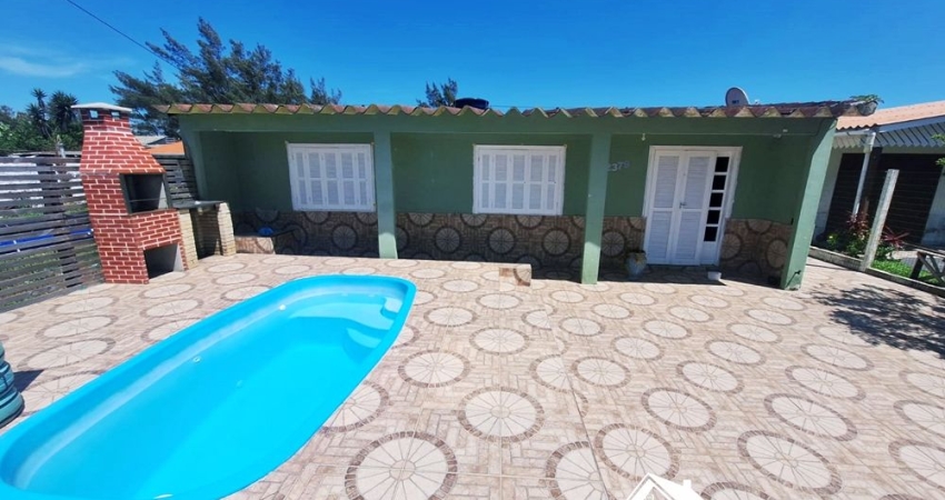 Excelente Residência com Anexo e Piscina - Apta ao Financiamento Bancário - na Costa do Sol em Cidreira/RS