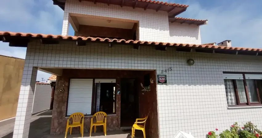 Belíssima Residência com 4 Dormitórios e Suíte no Centro da Praia de Cidreira/RS