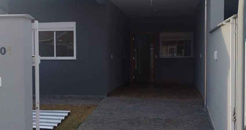 Casa moderna perto da praia com suíte e acabamento impecável!