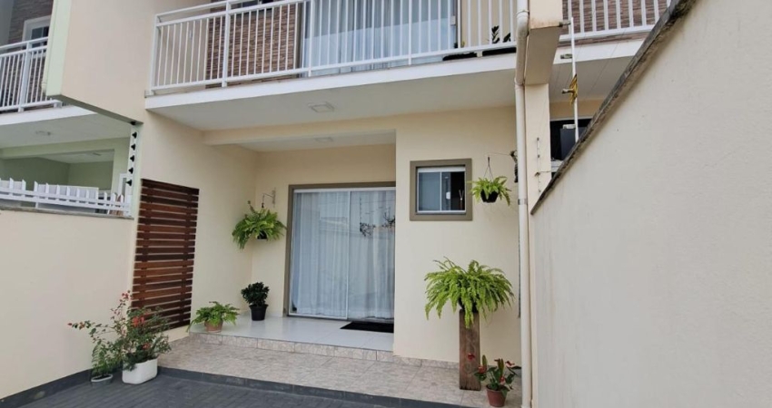 Sobrado Geminado Mobiliado em Piçarras – 2 Suítes e 94m² Perto da Praia