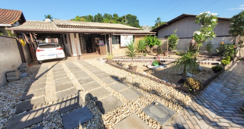 Em Penha/SC, Ideal para Morar e Investir: 2 Casas com Entradas Separadas
