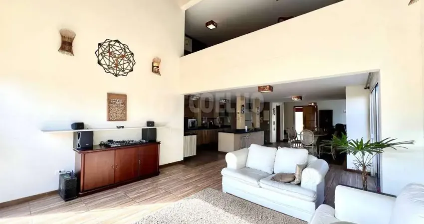 Triplex 302m² à venda 5 quartos, lareira, churrasqueira, 4 vagas de garagem no Condomínio Recanto das Andorinhas Bairro Braga São José dos Pinhais