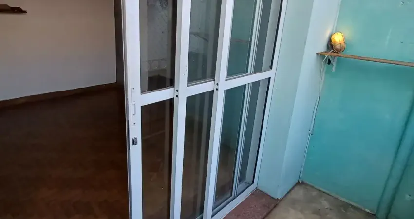 Sobrado com 60m², 01 quarto, 01 VG, rua Francisco paulo 62