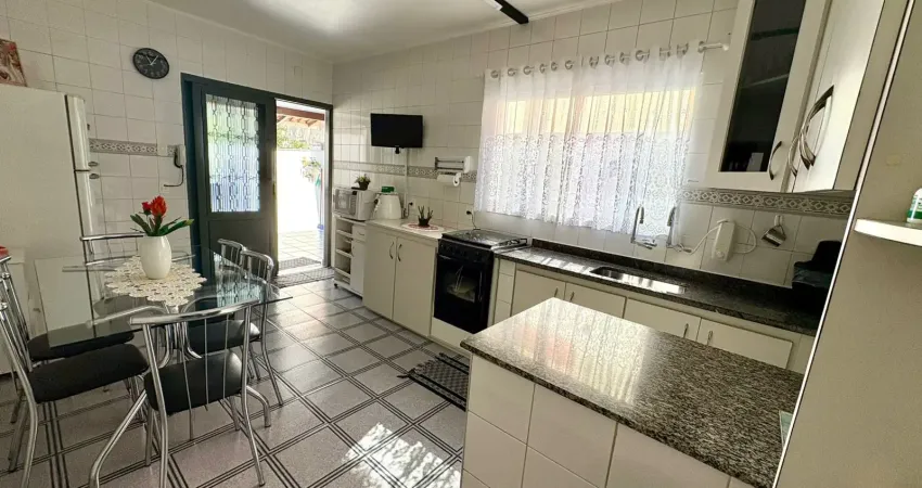 Belo sobrado de 03 quartos,sendo 01 suite,02 vagas, rua cervinho