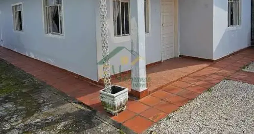 Casa Padrão de Esquina com Amplo Terreno em Pinhais