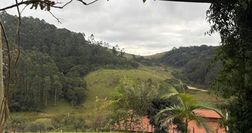 LINDA CASA COM VISTA MARAVILHOSA EM SANTO ANTONIO DO PINHAL