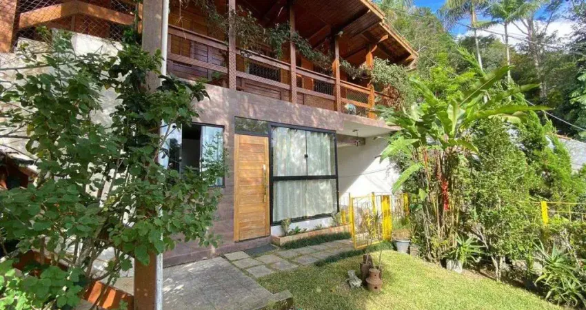 Casa à venda 5 quartos, com 186m², por R$ 790.000,00 - Parque Imperial - Nova Friburgo