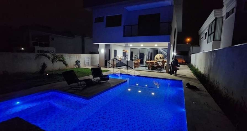 Casa de Alto Padrão com 4 Suítes e Piscina no Condomínio Central Park - 348m² de Conforto e Sofisticação