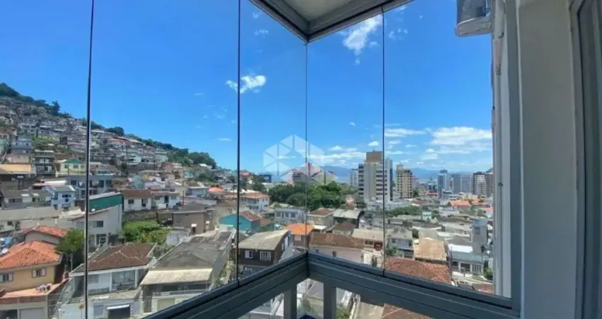 APARTAMENTO SEMIMOBILIADO COM 3 QUARTOS, VAGA DE GARAGEM E VISTA PANORÂMICA NO CENTRO DE FLORIANÓPOLIS