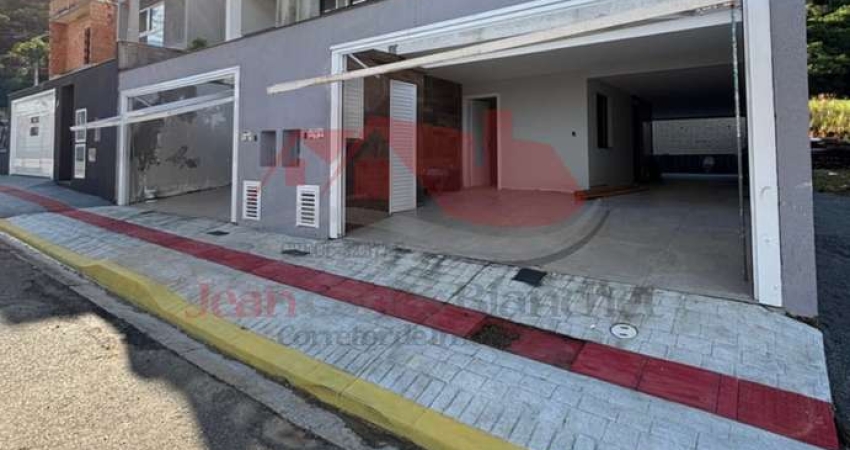 SOBRADO TRIPLEX DE ALTO PADRÃO MUITO BEM LOCALIZADO NO TERRAS ALTAS EM CAMBORIÚ
