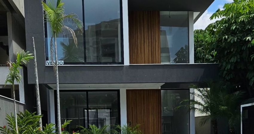BARRA DA TIJUCA/ RIOMAR X – CASA EM CONDOMÍNIO COM 350 m², COM 04 SUÍTES E VAGAS