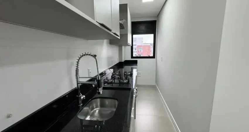 Amplo apartamento de 2 quartos com suíte em prédio com elevador a 700m do mar!