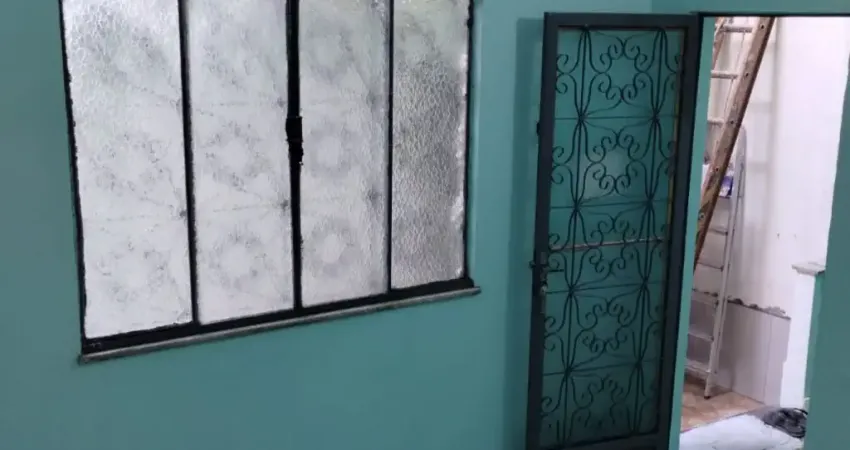 Casa com 2 quartos para alugar na Avenida de Santa Cruz, 6725, Senador Camará, Rio de Janeiro