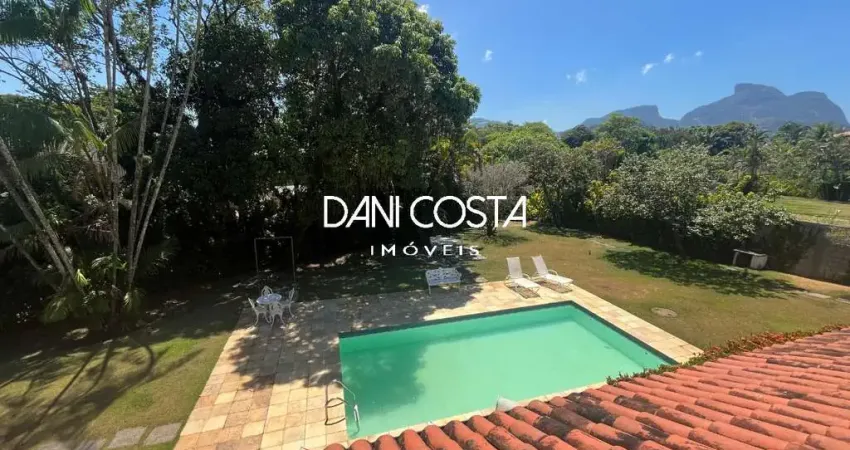 Casa no condomínio arouca, barra da tijuca, com 4 quartos, 2 suítes e 375m² de area construida em um terreno de 1300 m2