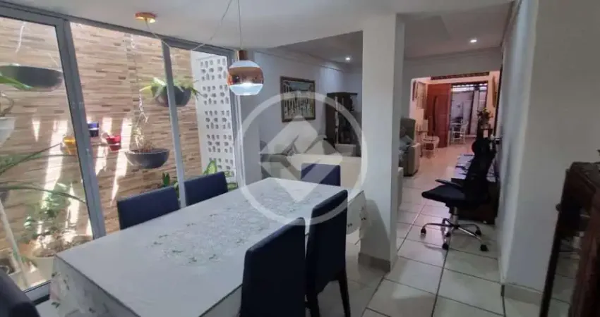 Casa solta nas laterais com 2 pequenos flats - manaíra codigo: 107383
