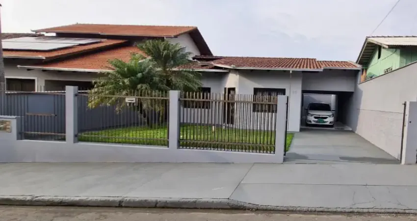 Casa plana com edícula, averbada no bairro costa e silva com 3 quartos.