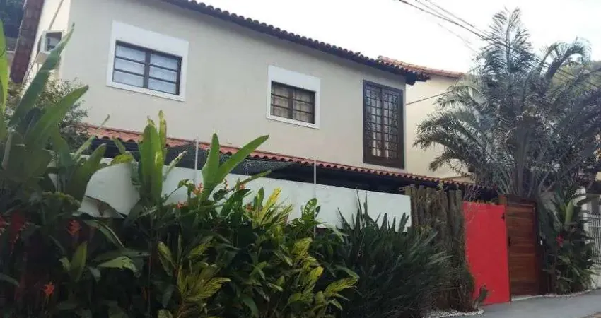 Casa para venda possui 136 metros quadrados com 4 quartos em São Francisco - Niterói - RJ