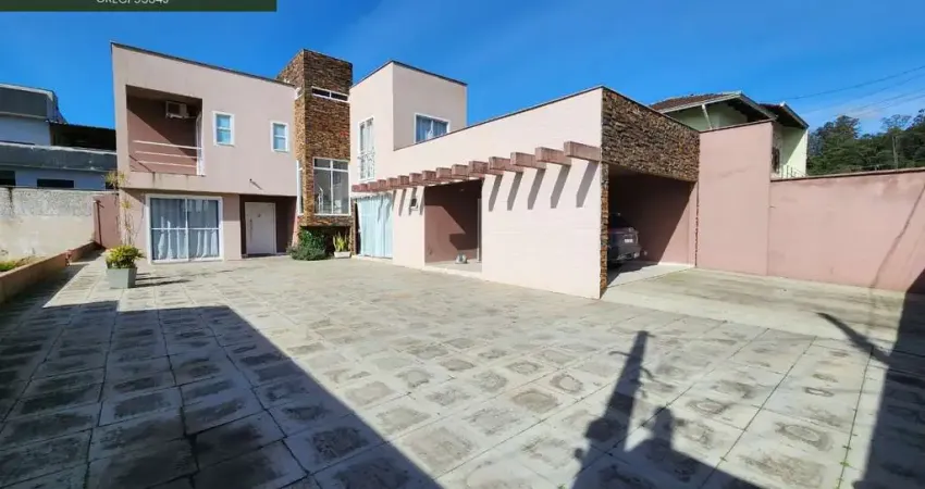 Sobrado à venda em joinville-sc, iririú: 3 quartos, 1 suíte, sala, 4 banheiros, 2 vagas, 181,24 m². venha conferir!