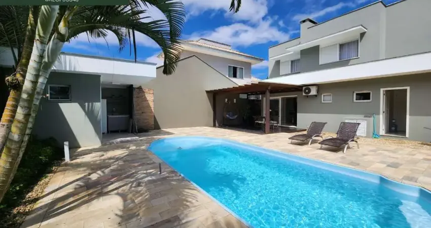 Sobrado com 3 quartos (01 suíte com closet) no bairro floresta em joinville-sc, com 240m² de área privativa.