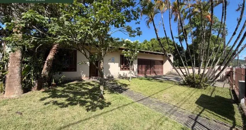 Casa à venda, com terreno de 731,25 m2 em Joinville-SC, Saguaçu! 3 quartos, 1 suíte, 2 salas, 3 banheiros, 2 vagas de garagem e 270m².