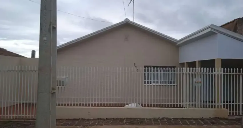 Casa com 03 dormitórios em Oficinas