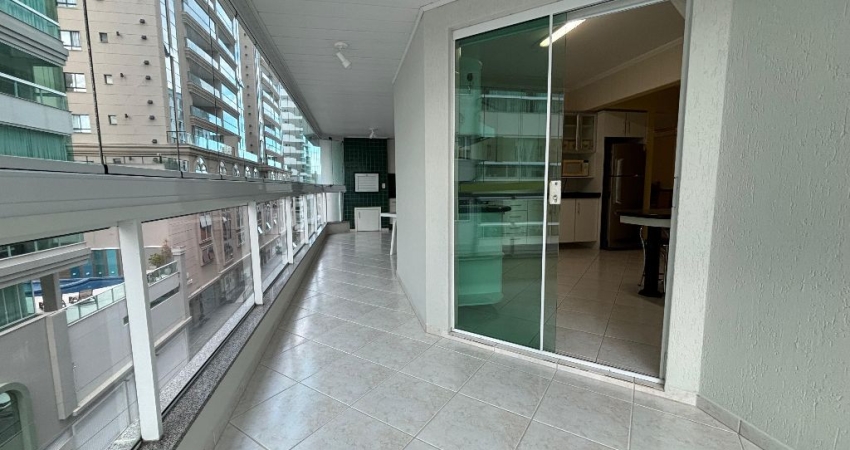 APARTAMENTO BEM ESPAÇOSO NA MEIA PRAIA!