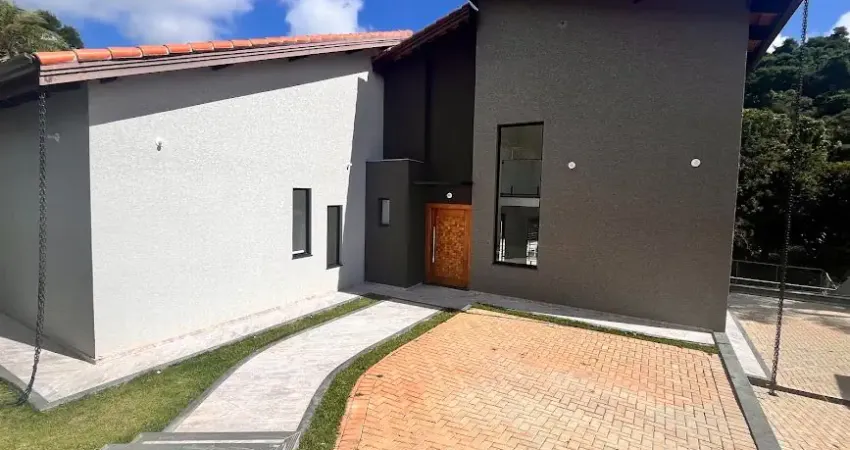 Linda casa em Condomínio fechado com 3 suítes, 4 vagas de garagem