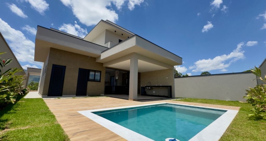 Casa Elegante e alto padrão 03 suítes 04 vagas Condomínio Terivá