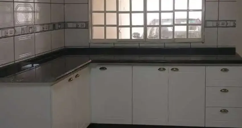 Casa com 3 quartos para alugar na Bernardino Vasconcelos de Azevedo, 84, Conjunto Habitacional Alexandre Urbanas, Londrina
