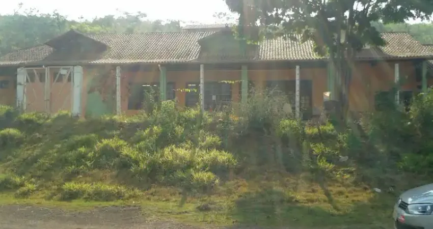 Vende-se  terreno com prédio e galpões na BR-040, em Congonhas