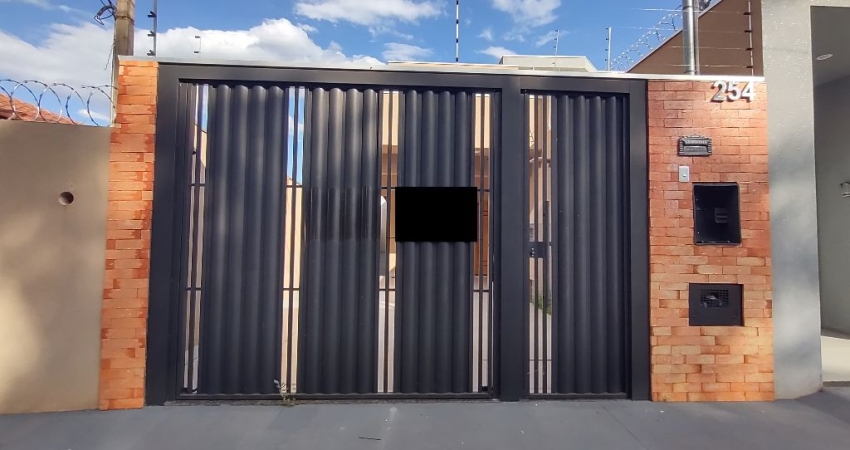 Linda casa com armários na cozinha e possibilidade de entrada reduzida