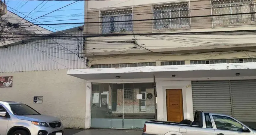 Ampla loja comercial com 48 m² à venda por R$ 300.000,00 ou disponível para aluguel por R$ 2.411,07/mês, localizada no Centro de Juiz de Fora/MG