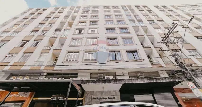 Apartamento de 2 quartos, com elevador, em rua plana, no Centro!