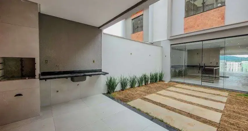 Casa com 3 quartos (suíte), espaço gourmet, área externa e 2 vagas no Santa Catarina