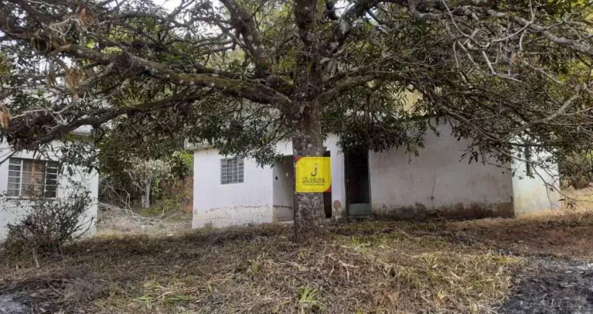 Sítio com excelente localização, na beirinha do asfalto. Estrada de Torreões. Com 12 hectares, e 3 casas (Precisando de reformas).