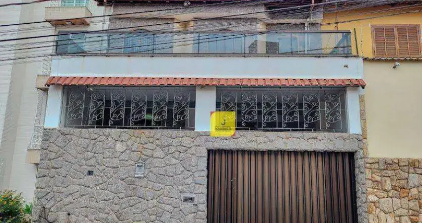 Casa duplex, com 5 quartos (1 suíte), e garagem para 2 carros, no Jardim Laranjeiras, próximo ao Cascatinha.