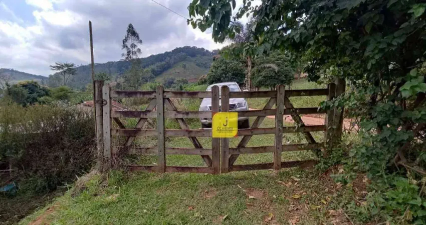 Excelente Sítio, todo plano, c/ 10.000 m² (1 hectare). Com casa simples de 2/4 (Porém, de lage), 3 açudes, e 2.000 pés de frutas - em Penido (BR-267).