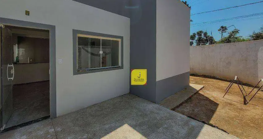 Casa individual e linear, com 2 quartos, garagem e quintal, no Residencial Renascença
