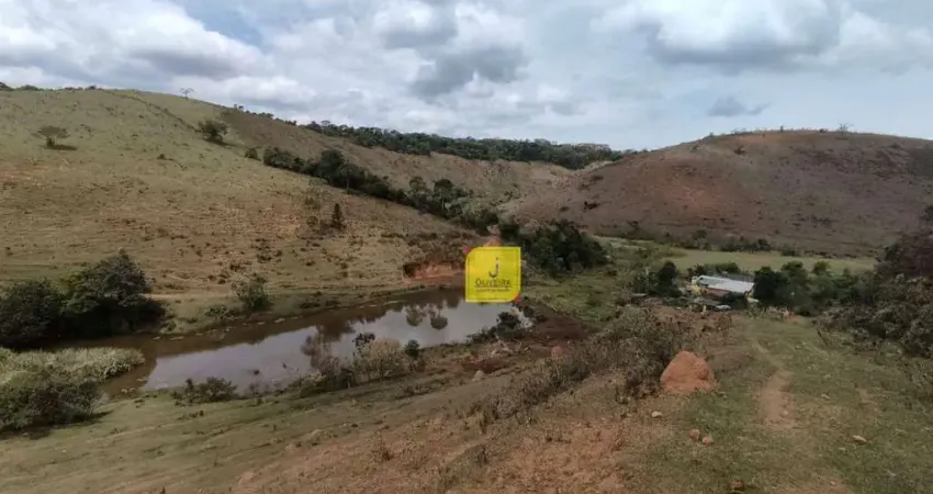 Sítio com muita água, e com 9,5 alqueires (44.000m²- 44 hects)- casa antiga de 3 quartos e curral, ambos precisando de reformas- estrada de torreões.