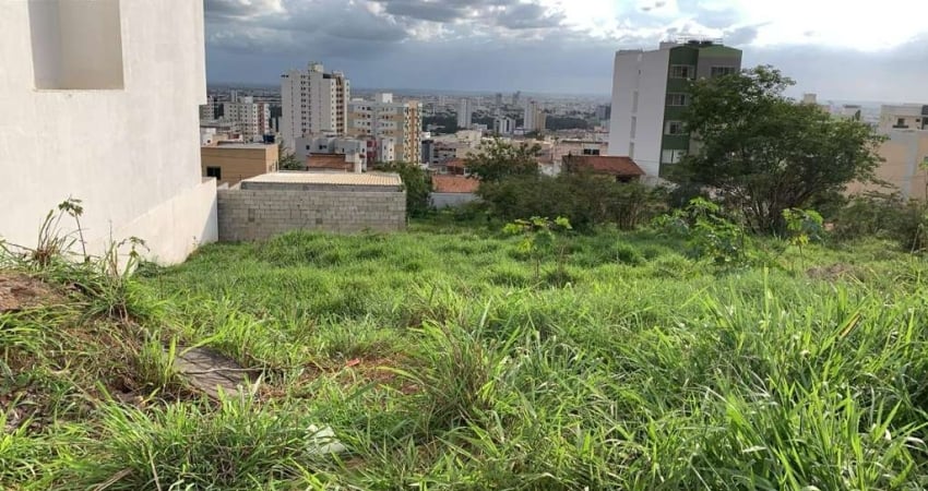 Terreno à venda na Rua da Poesia, 118, Candeias, Vitória da Conquista