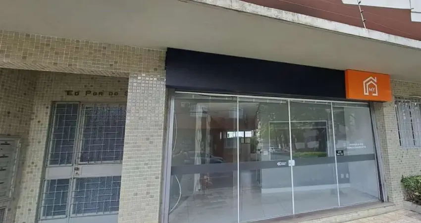 Loja térrea com vitrine, 3 salas, recepção, copa e 2 banheiros