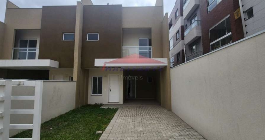 Imperdível sobrado à venda em Pinhais-PR, Estância Pinhais! 3 quartos, 1 suíte, 2 salas, 3 banheiros, 4 vagas, 135m².