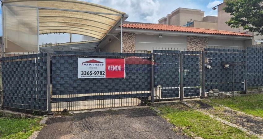 Excelente oportunidade: Casa à venda em Curitiba-PR, bairro Uberaba! 3 quartos, 1 sala, 1 banheiro, 2 vagas de garagem, 110m² de área.