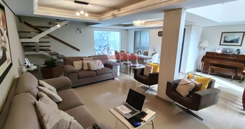 Imperdível Sobrado à Venda em Curitiba-PR, Bairro Guabirotuba: 3 Quartos, 2 Suítes, 2 Salas, 4 Banheiros, 3 Vagas, 264,29m².