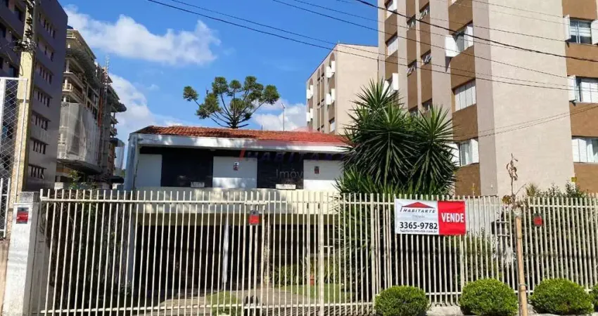 Ampla casa de 6 quartos e 303m² à venda no Batel, Curitiba-PR. Imperdível oportunidade de investimento!