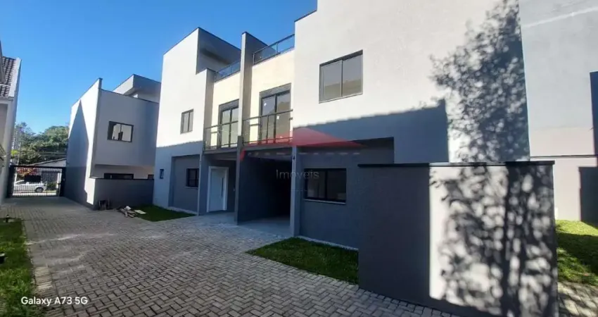 Sobrado à venda em Curitiba-PR, bairro Uberaba: 3 quartos, 1 suíte, 2 salas, 1 banheiro, 2 vagas de garagem, 124,65m²