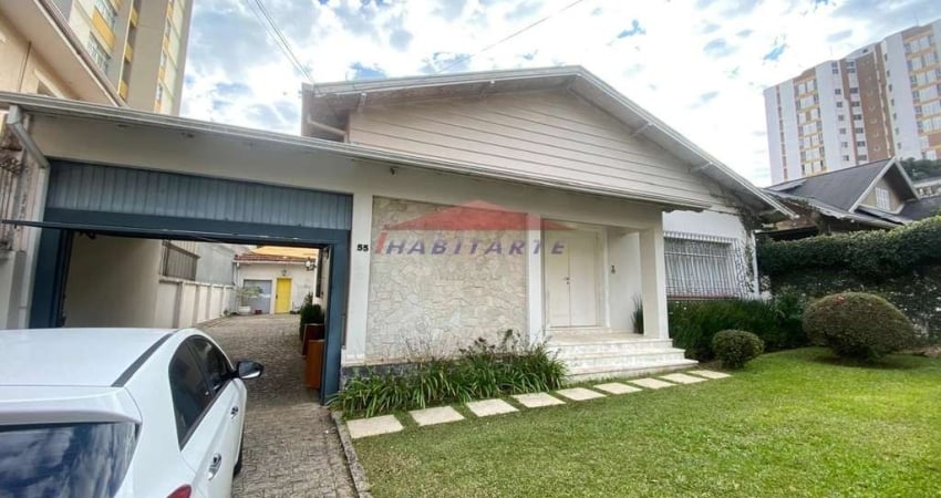 Imperdível: Casa à venda com amplo terreno em Curitiba-PR, Centro Cívico.2 suítes, 2 salas, cozinha planejada 3 banheiros, 6 vagas , 819m²! Aproveite!