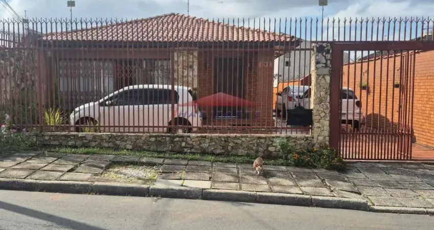 Imperdível casa à venda em Curitiba-PR, no bairro Cajuru: 3 quartos, sendo1 suíte, 3 salas, 1 vaga de garagem, 215m².