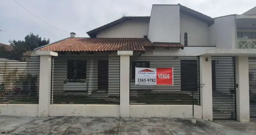 Excelente residência em 2 pavimentos à venda no bairro Uberaba-Curitiba-PR