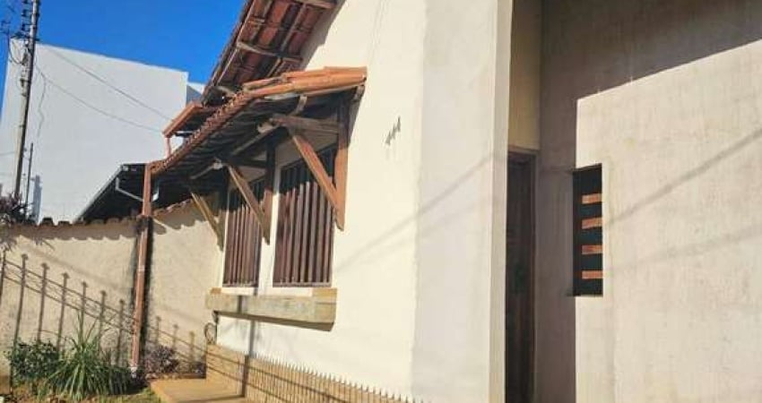 Casa com Lote Inteiro e Saída para Duas Ruas no Santa Maria – Timóteo
